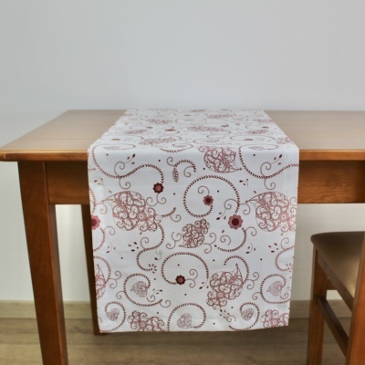 caminho de mesa branco com padrão castanho e vinho sobre mesa de madeira