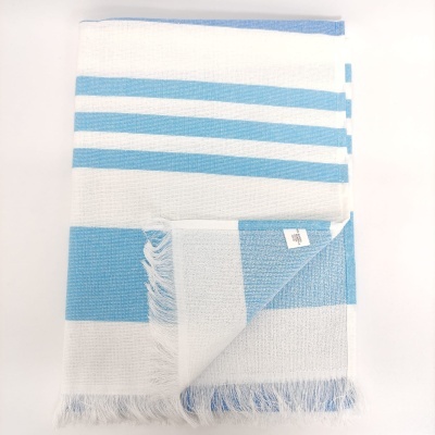 Manta ou xale riscada azul e branca com franjas