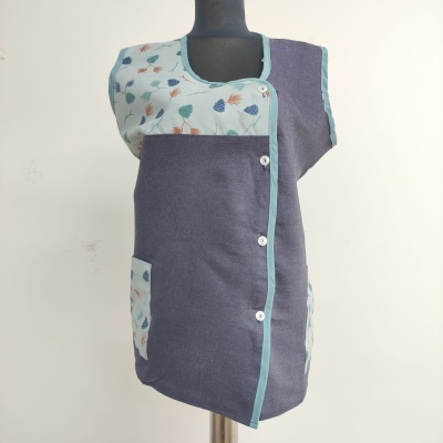 Colete de malha azul escuro com bolso e parte superior estampada com folhas coloridas