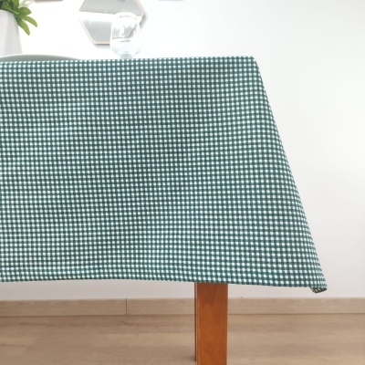 Toalha de mesa xadrez verde e branco sobre mesa de madeira