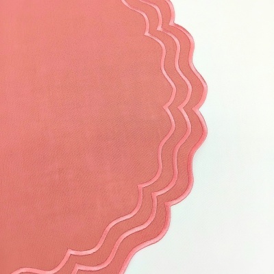 Toalha de mesa redonda cor de rosa com borda ondulada ornamental