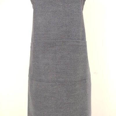 Avental cinza escuro de tecido liso com textura suave