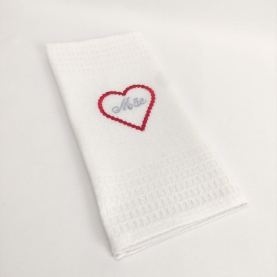 Toalha branca com bordado coração vermelho e palavra Note