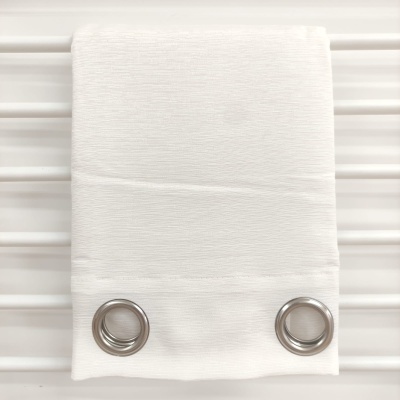 Cortinado branco com dois ilhós metálicos prateados
