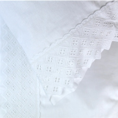 Toalha branca com bordado inglês e acabamento ondulado