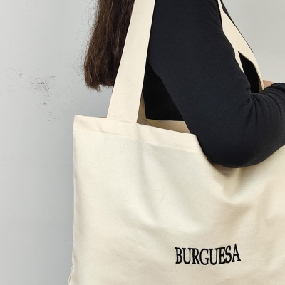 Sacola de algodão creme com a palavra BURGUESA bordada a preto