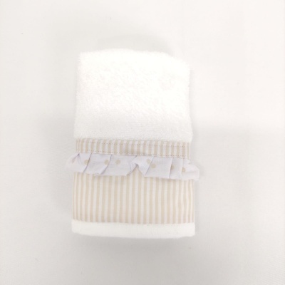 Toalha branca com faixa bege às riscas e folho branco decorativo.