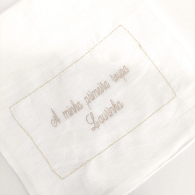 Toalha branca com bordado bege e frase bordada
