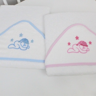 Dois capuzes de toalha de bebê com bordas azul e rosa e ursinhos bordados
