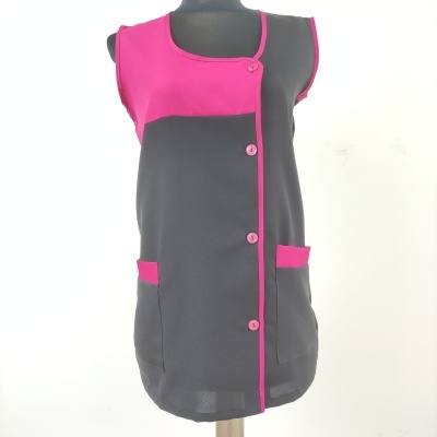 Colete feminino cinza escuro com detalhes rosa e botões