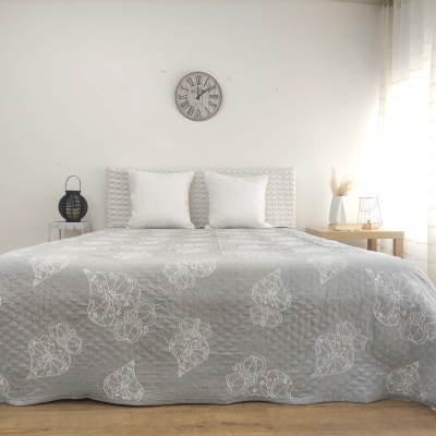 Quarto com cama de casal e decoração minimalista em tons claros