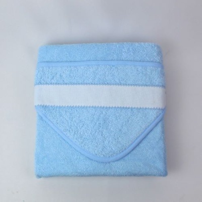 Toalha azul clara de bebé com faixa branca e borda azul