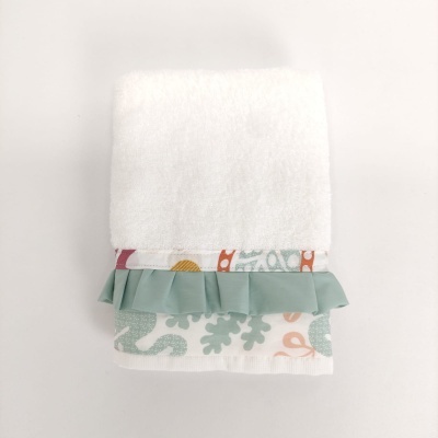 Toalha branca com detalhe estampado e folho verde água