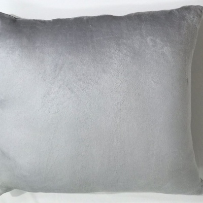 Almofada cinza claro de tecido aveludado sobre fundo branco