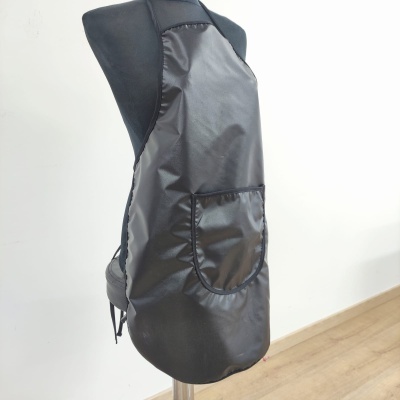 Avental preto com bolso frontal em manequim