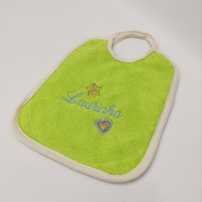 Babete infantil verde com bordado Lavinha, estrela e coração