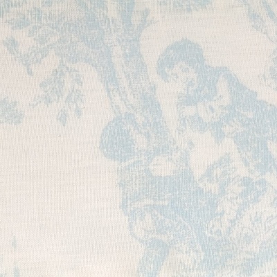 tecido branco com padrão azul claro e figuras humanas e árvores