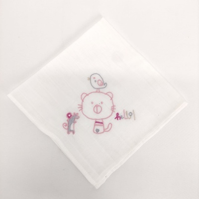 Pano branco bordado com urso e passarinho coloridos