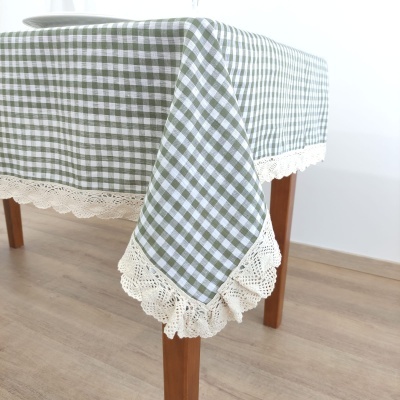 Toalha de mesa quadrícula verde e branca com bordas em renda branca