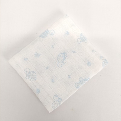 toalha branca com estampado de tartarugas azuis