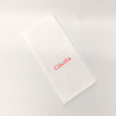 Toalha branca com nome Cláudia bordado a vermelho