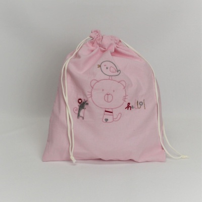 Saco de pano rosa com desenho bordado de pássaro, gato, ramo e palavra 'hello'