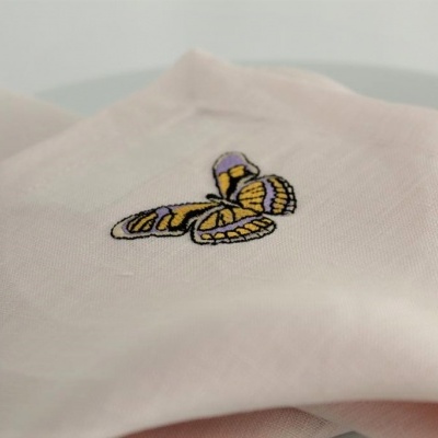 Lenço rosa claro com bordado de borboleta colorida