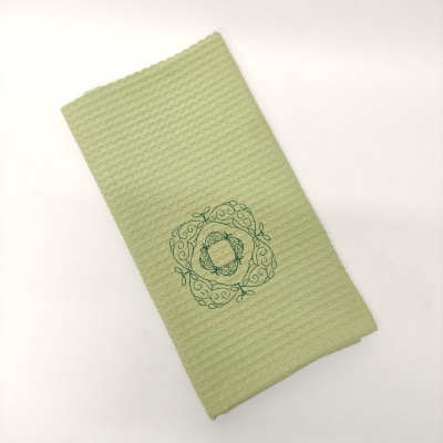 Toalha de cozinha verde clara com padrão quadriculado e desenho floral