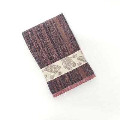 toalha dobrada castanha com faixa decorativa bege