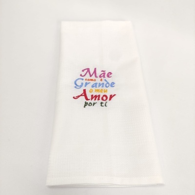 Toalha branca com bordado colorido texto em português