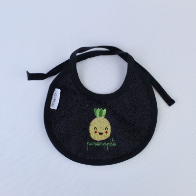Babete preto de tecido com bordado de ananás e etiqueta branca