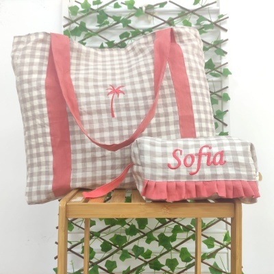 mala e estojo xadrez bege e branco com detalhes rosa e nome Sofia bordado