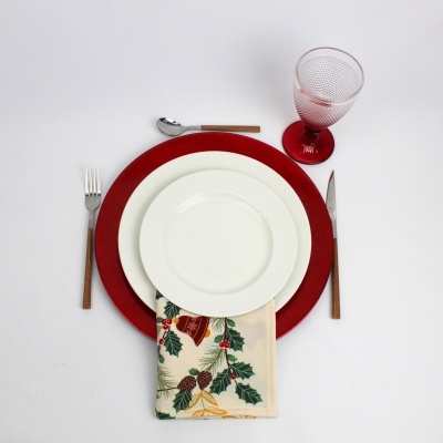 Conjunto de pratos, guardanapo decorativo, talheres e copo de vidro vermelho