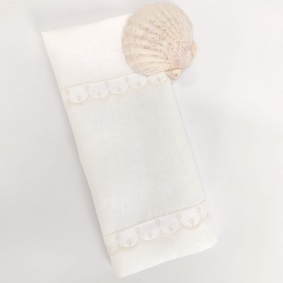 Guardanapo branco com bordado bege e concha do mar clara