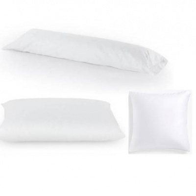 Três almofadas brancas em formatos diferentes sobre fundo branco