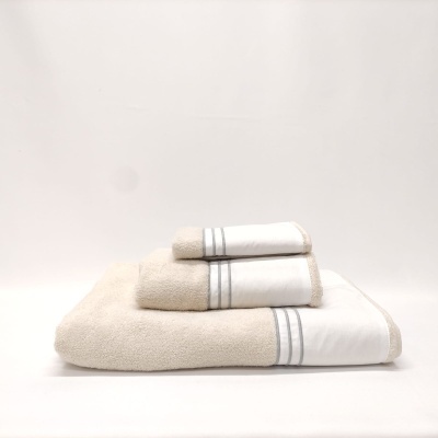 Conjunto de três toalhas bege e branco com faixa e riscas cinzentas