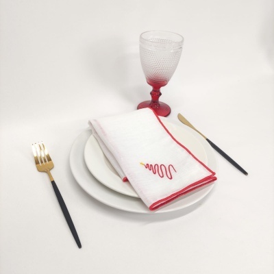 Conjunto de pratos, guardanapo, copo, garfo e faca arrangedo para jantar