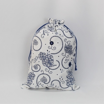 Saco de tecido branco com padrão azul e cordão azul para fechar