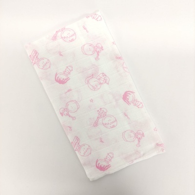 Toalha branca com padrões infantis cor de rosa