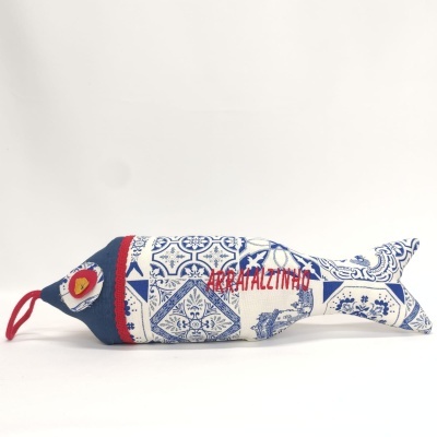 Almofada em forma de peixe com padrão de azulejos azuis e brancos e bordado vermelho