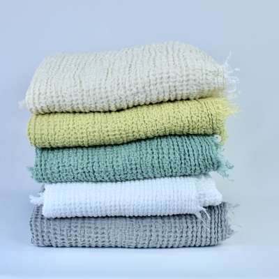 Pilhas de toalhas de algodão de várias cores com textura de malha