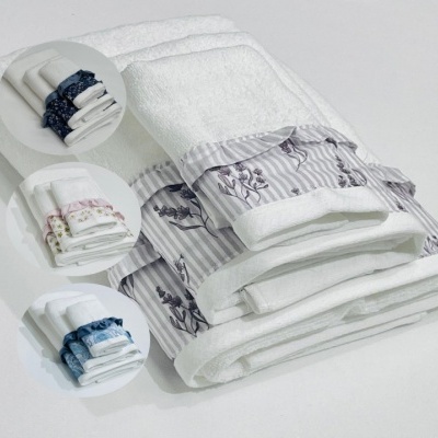 Conjunto de toalhas brancas com faixas florais e riscas em diferentes opções de cor.