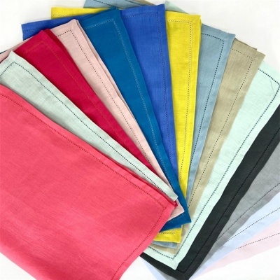 Panos de cozinha coloridos em tecido com costura nas bordas dispostos em leque