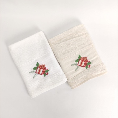 Dois panos de cozinha branco e bege com bordado natalício de presente vermelho e verde