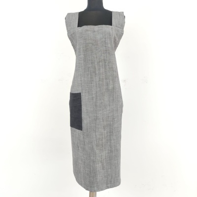 Vestido midi cinza claro com bolso preto numa lateral, mostrado em manequim preto