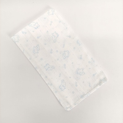 Toalha ou fralda branca com desenhos azuis de ursinhos e estrelas