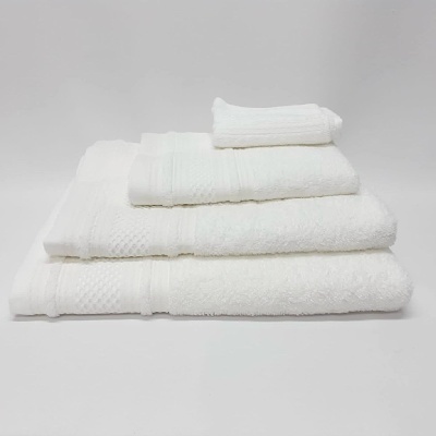 Conjunto de toalhas brancas empilhadas com textura felpuda