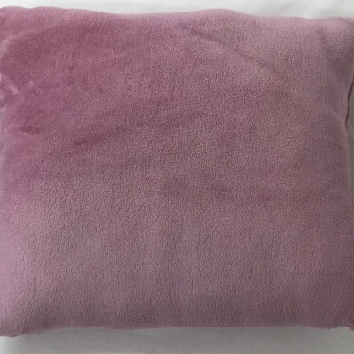 Travesseiro decorativo quadrado rosa em tecido felpudo