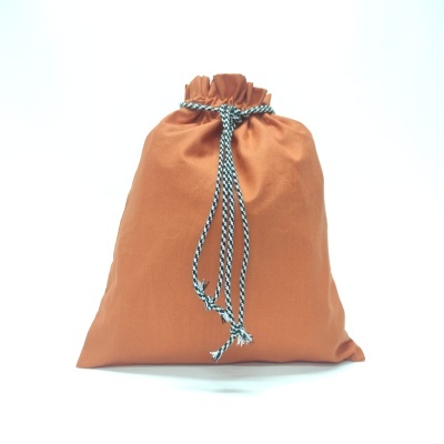 Saco de tecido castanho com cordão tricolor para fecho