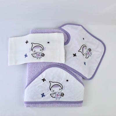 Conjunto de toalha, fralda e babete de bebé com bordados lilás e branco